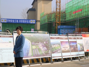 县委副书记、县长王亚珍在一馆一中心项目现场作视频观摩会讲解